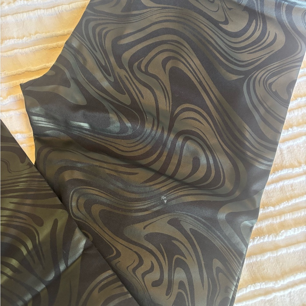 Noli Yoga LIKE NEW Women's Swirl Pattern Leggings